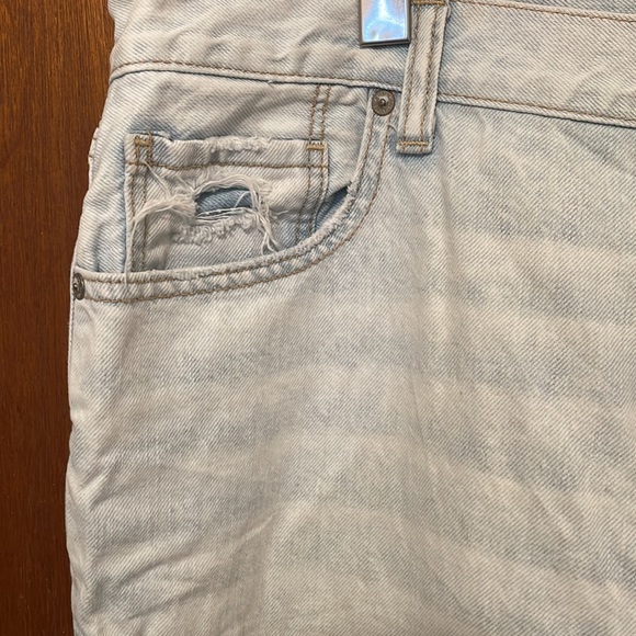 Light Wash American Eagle Distressed Mom Jean - Picture 5 of 12
